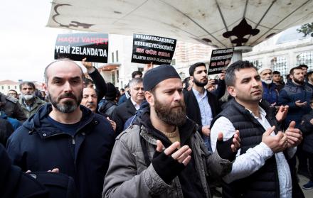 En Estambul, Turquía, varias personas protestaron tras la masacre en Nueva Zelanda, el viernes 15 de marzo.