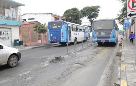 Deterioro. Aguirre es una de las vías más afectadas del corredor 3. A la altura de Lizardo García hay huecos que afectan en la circulación.