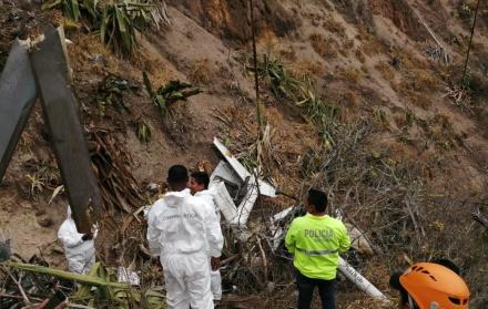 Rescate. Con la ayuda de cuerdas, los rescatistas descendieron hasta un peñasco, donde encontraron muertos a los ocupantes del helicóptero accidentado, que estaba hecho pedazos y cuyos fragmentos estaban regados por las piedras y el camino, que es de difí