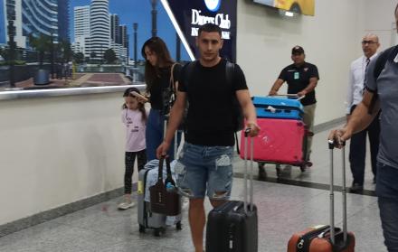  El volante argentino Emmanuel Martínez llegó a Guayaquil, para vincularse al cuadro canario. El gaucho aseguró que su deseo principal era llegar al elenco amarillo.