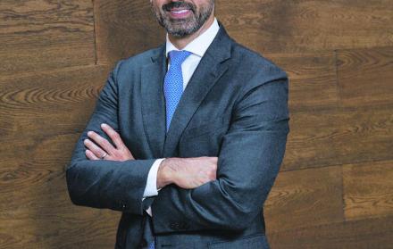 Entrevista a Alfredo Escobar, CEO de Claro-Conecel desde el 2009.