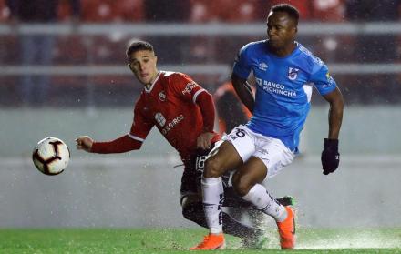 Fabricio Bustos (i) de Independiente disputa la pelota con Walter Chala (d) de Universidad Católica.