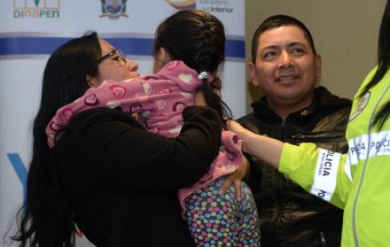 Este jueves, Anahí se reencontró con sus familiares en la Dinapen, en Quito.