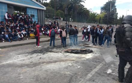 Los estudiantes cerraron los dos sentidos de la vía Napo y el carril exclusivo del servicio de Ecovía.