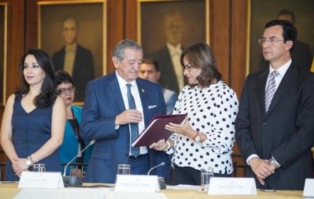 Acto. En noviembre de 2018 el ministro de Defensa, Oswaldo Jarrín, entregó el proyecto de ley en la Asamblea.
