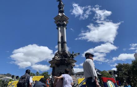 El monumento se ubica en la Plaza Grande de Quito.