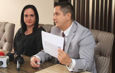Sonia Menéndez, madre de la candidata Sonia Luna, y el abogado Lenin Duque brindaron una rueda de prensa.