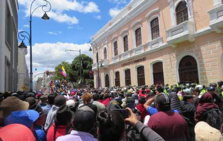 Presencia. Cerca de 4.000 indígenas llegaron hasta la Gobernación de Chimborazo, ratificando el paro y para exigir la derogatoria del decreto de la eliminación de los subsidios.