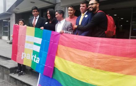 Arcoíris. Soria (centro), junto a abogados y activistas, al pie de la Corte.