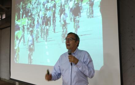 En el conversatorio, Peñalosa habló de la importancia de sembrar árboles en la urbe, incluso para mejorar el clima. Él habló de lo bien que les ha ido a metrópolis como Melbourne en Australia, que tras el hecho de decidir ser más verde y construir viveros