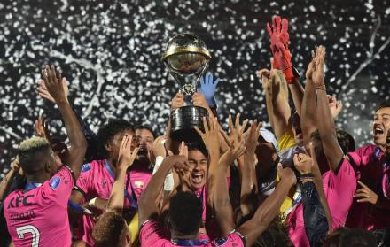 Jugadores del Independiente del Valle celebran con la copa.