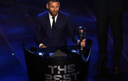 Futbolista argentino Lionel Messi mientras recibe el premio en Milán.