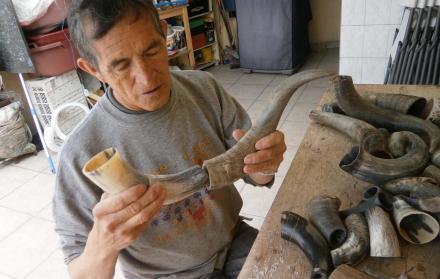 El material de los instrumentos andinos se obtiene de la naturaleza o de animales.