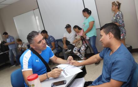 Brigadas médicas acudieron al instituto para atender a los extranjeros.