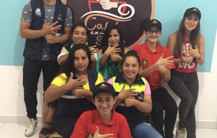 El local de Café en Señas y parte del personal.