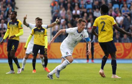 Contraste. Andrea Pinamonti (9), atacante de la selección italiana de fútbol sub-20, corre para festejar el único gol del encuentro, mientras que los jugadores ecuatorianos Diego Palacios (3) y Jackson Porozo lucen impotentes.