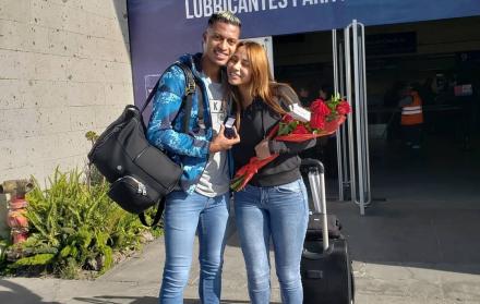El zaguero ecuatoriano no continuará en el Melgar de Arequipa y antes de su regreso a Ecuador le juró a su novia que volvería por ella.