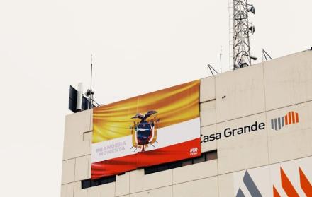 El edificio mayor de la Universidad Casa Grande mostró la bandera de Ecuador sin el color azul en gesto de protesta.