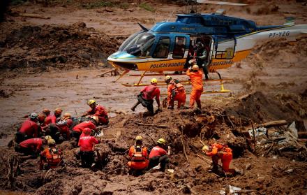 Bomberos rescatan los cuerpos de víctimas tras la ruptura de una presa minera, este lunes, en Brumadinho (Brasil).