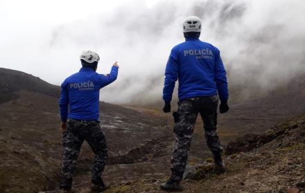 Los comandos presenciaron fumarolas que desprenden un fuerte olor a azufre.