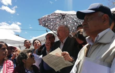 Alfonso Yánez (c), dirigente de Maestros Jubilados, reunió a quienes esperaban afuera del Legislativo.