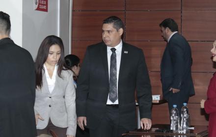 El fiscal subrogante, Edmundo Briones, reformuló los cargos para la exasambleísta Sofía Espín, investigada por oferta de tráfico de influencias junto con Yadira Cadena, una de las defensoras del expresidente Correa. Ambas visitaron a Diana Falcón, testigo