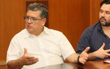 El especialista en Medicina Interna e Infectología, con una maestría en Inmunología y un PhD en Biología Molecular, ha recibido reconocimientos en Francia por sus trabajos académicos y humanitarios en beneficio de Ecuador.