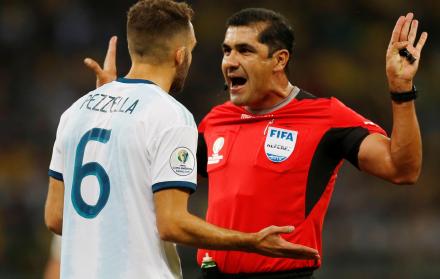 Zambrano no utilizó el vídeo arbitraje en ninguna acción polémica del Argentina - Brasil.