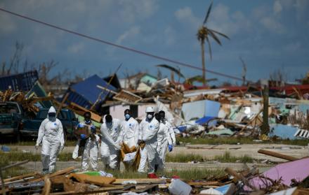 Personal de la Real Policía de Bahamas extrae un cuerpo recuperado en un vecindario destruido a raíz del huracán Dorian en Marsh Harbour, Gran Ábaco, Bahamas.