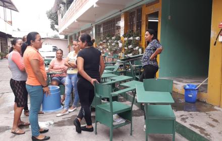 Jornada. Padres de familia participaron ayer en una minga de limpieza en las instalaciones del plantel.