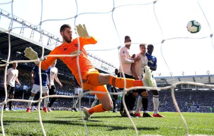 David de Gea mira caer su valla en el partido jugado ante el Everton.