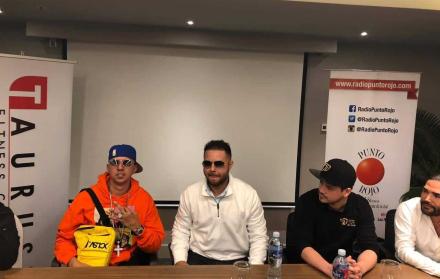 Trebol Clan (i), junto a Tony Dize, tras su arribo a Guayaquil.