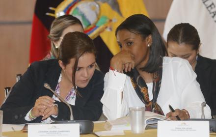 Sesión. La fiscal Salazar (d) conversa con la presidenta de la Comisión de Fiscalización, Johanna Cedeño, previo al inicio de la comparecencia.