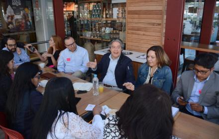El líder del movimiento Creando Oportunidades (CREO), Guillermo Lasso, se reunió ayer con varios medios de comunicación de Quito.