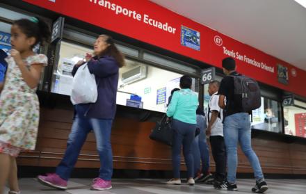 Soledad. Poco flujo de pasajeros se observó ayer en la terminal terrestre de Guayaquil. Pocos conocían del cierre temporal del aeropuerto, incluidos en boletería.