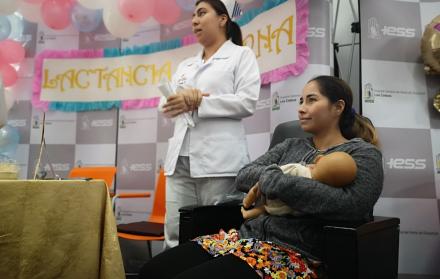 Durante los talleres y charlas, se dieron tips para aprender a alimentar a los infantes. La práctica la hicieron con muñecos. 