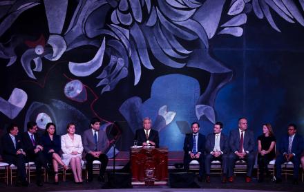 El presidente de Ecuador, Lenín Moreno (c), habla durante un evento celebrado en Quito (Ecuador) durante el cual suscribió la creación de la Comisión de Expertos Internacionales de Lucha Contra la Corrupción en Ecuador (Ceicce).
