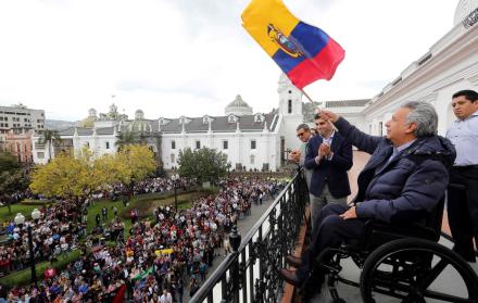 El presidente Lenín Moreno ondeando una bandera nacional desde el balcón del palacio presidencial Carondelet en Quito, el 15 de octubre de 2019. 