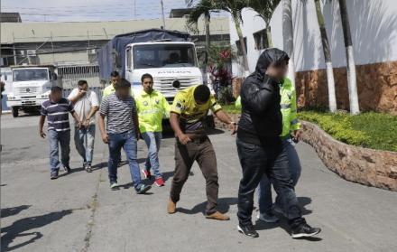 Los individuos se movilizaban en tres automotores, dos de los cuales tenían las placas ocultas con fundas plásticas.