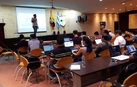 AI Saturdays suma de 12 a 15 sábados, de aproximadamente cinco horas cada uno, aprendiendo inteligencia artificial.