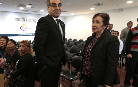 Testigos. Gustavo Jalkh y Doris Solís fueron dos de los exfuncionarios correístas que acudieron a la audiencia.