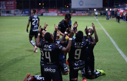 Los rayados celebran el triunfo ante Deportivo Cuenca.
