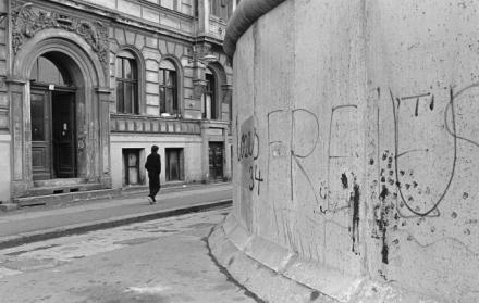 50 fotografías retratan el antes y el después del muro de Berlín