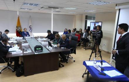 Diego Chimbo (d), impugnador del segundo mejor puntuado Marck Benavides, durante su intervención. 