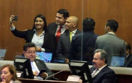 El entonces aún presidente de Participación, Carlos Tuárez, aprovechó ayer para sacarse un selfi con Victoria Desintonio y Walter Gómez, mientras se leía el informe del juicio político. Sería el último de los consejeros en el poder, antes de ser censurado