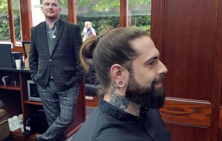 ¿Terapeuta o barbero? Un colectivo británico “salva vidas” cortando el pelo