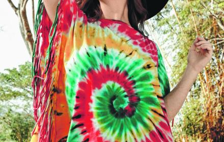 El ‘tie dye’ está presente en blusas, pantalones, faldas, etc.