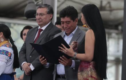 Diana Atamaint, presidenta del CNE, entregó credencial al nuevo alcalde de Quito Jorge Yunda (c), en el Palacio de Cristal.