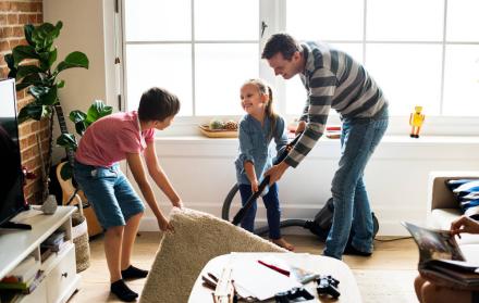 El mejor ejemplo lo dan los padres encargándose ambos de las responsabilidades de casa y el cuidado de los niños.