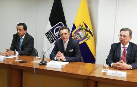 El contralor Pablo Celi detalla los daños que el edificio de la Contraloría en las protestas.